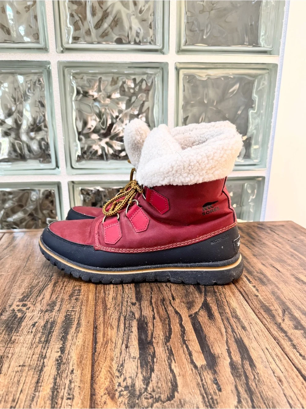 Sorel $250 Cozy Carnival Explorer Red Black Sherpa-Lined Lace-Up Winter Boots 8